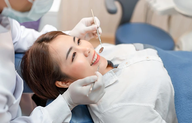 メスを使わず腫れや痛みを最小限に抑えてる様子